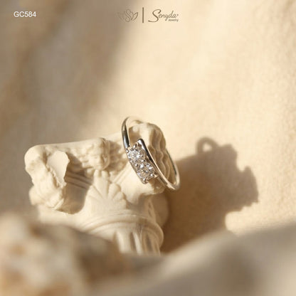 Dainty 925 sterling silver two-stone bypass ring featuring twin brilliant round cubic zirconia gems in a modern Toi et Moi setting.