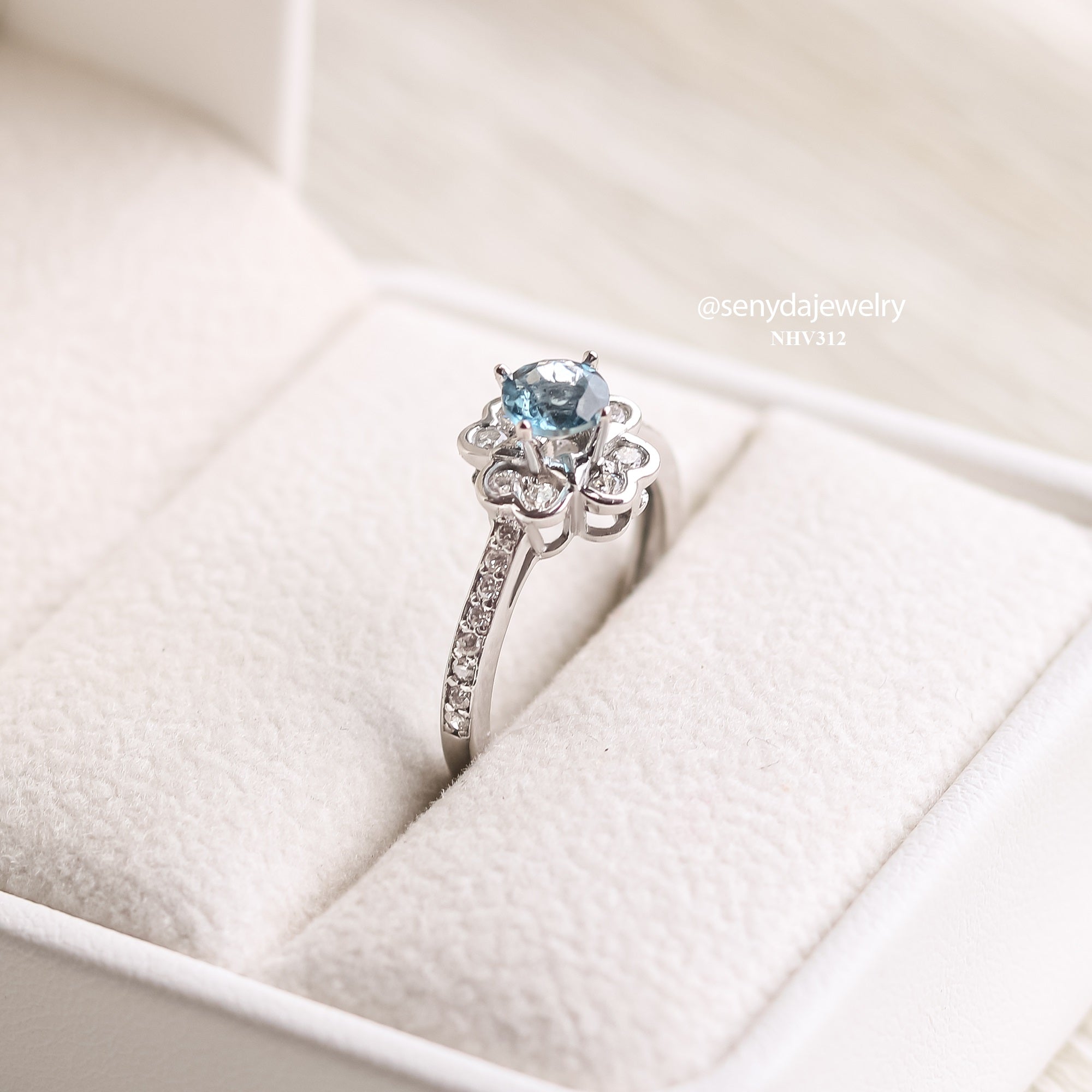 Anillo de canal con halo de flor de topacio en oro macizo de 10 quilat