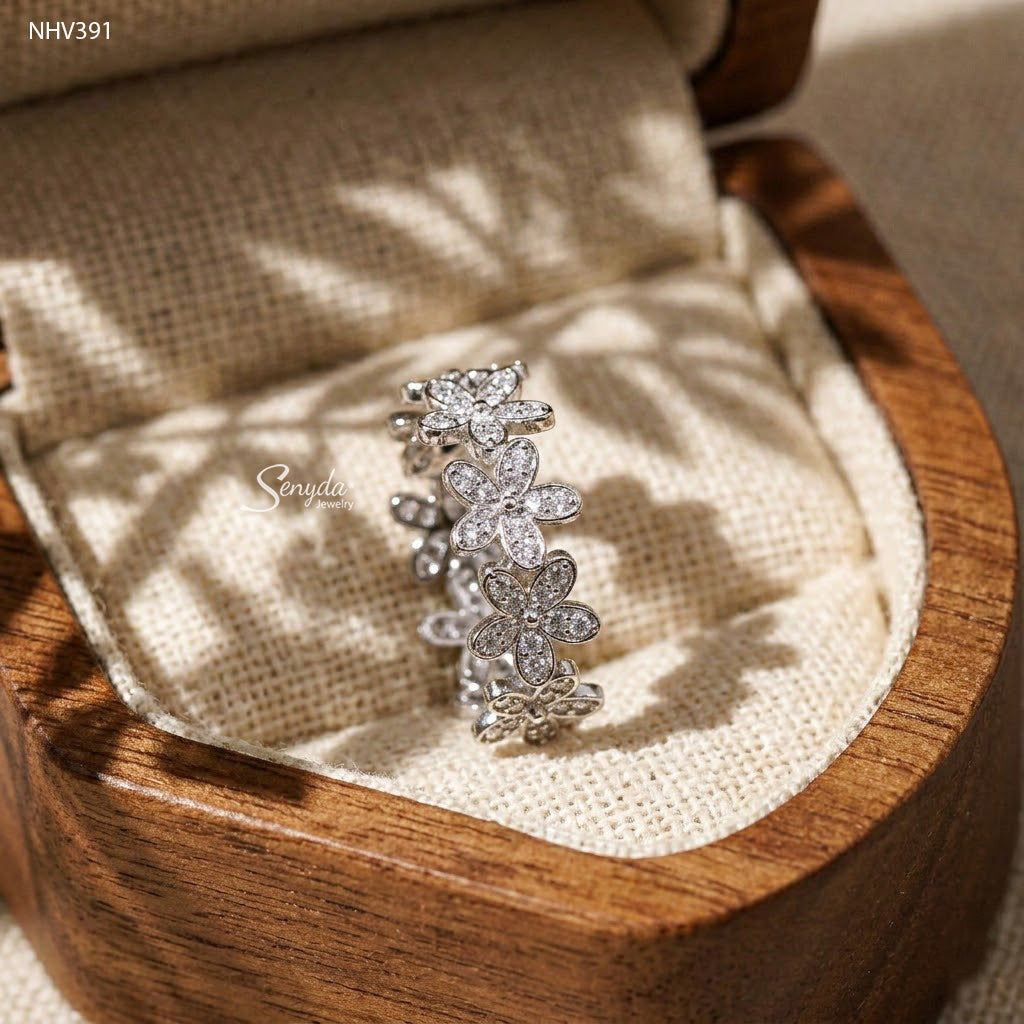 10K Solid Gold Sparkling Flower Cluster Ring - Freesize