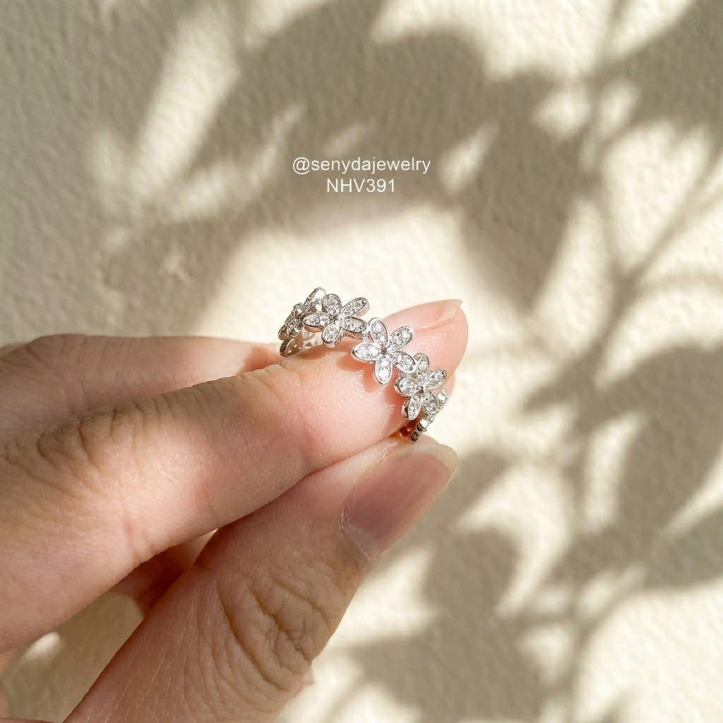 10K Solid Gold Sparkling Flower Cluster Ring - Freesize